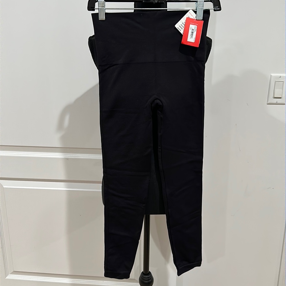 Spanx Shape Leggings NEW size medium size 6-8 Very Black